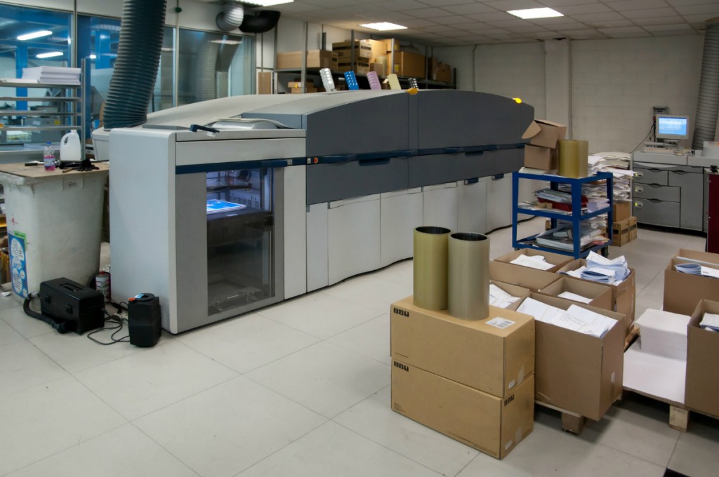 Trabajos con máquinas adhesivadoras de papel